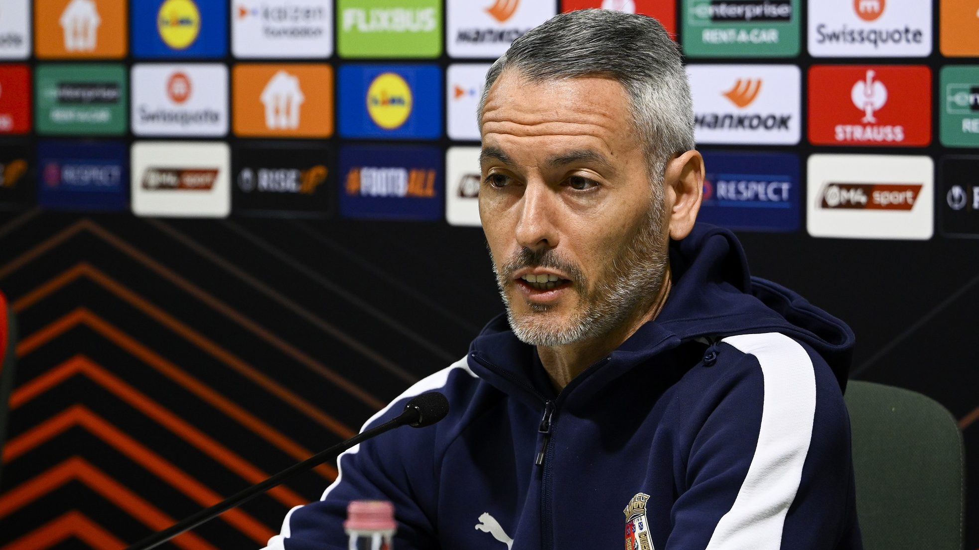 A spanyol Carlos Vicens vezetőedző az SC Braga labdarúgócsapatának sajtótájékoztatóján.