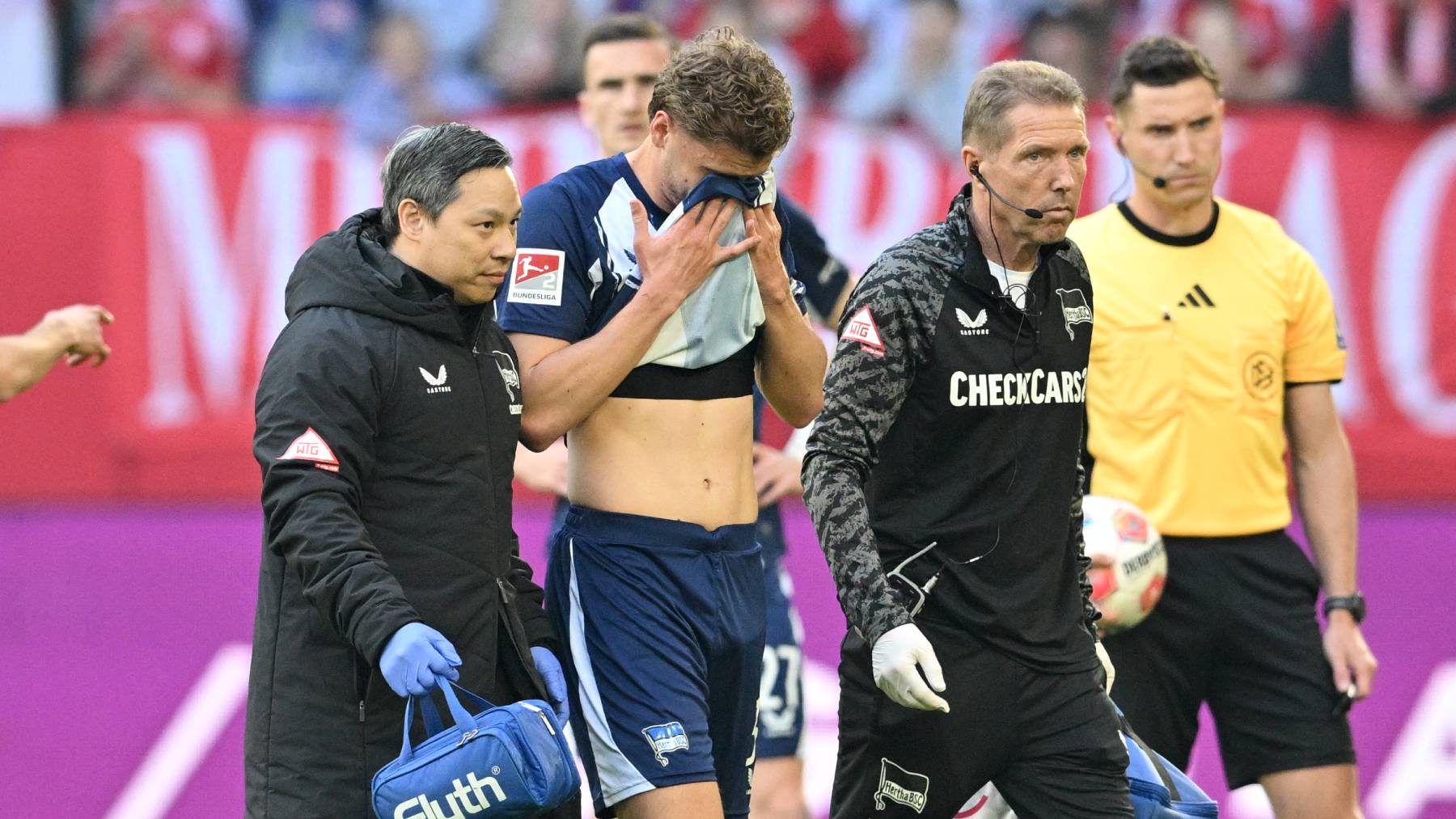 22 March 2026, North Rhine-Westphalia, Duesseldorf: Soccer, Men: Bundesliga 2, Fortuna Düsseldorf - Hertha BSC, Matchday 27, Merkur Spiel-Arena. Márton Dárdai (Hertha BSC, 2nd from left) leaves the pitch injured. Photo: Anke Waelischmiller/dpa - IMPORTANT NOTE: In accordance with the regulations of the DFL German Football League and the DFB German Football Association, it is prohibited to utilize or have utilized photographs taken in the stadium and/or of the match in the form of sequential images and/or video-like photo series.
