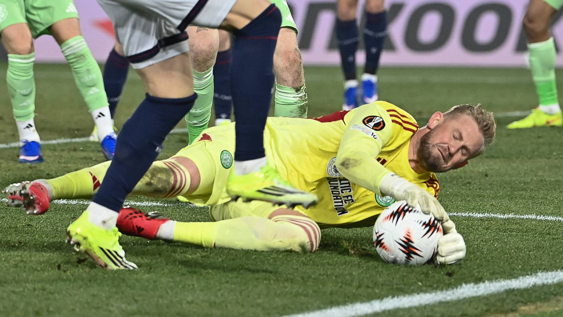 Bologna's Italian midfielder #20 Nadir Zortea (C-L) fights for the ball with Celtic's Danish goalkeeper #01 Kasper Schmeichel during the Europa League 1st round day 7 football match between Bologna and Celtic at Stadio Renato Dall'Ara in Bologna on January 22, 2026.