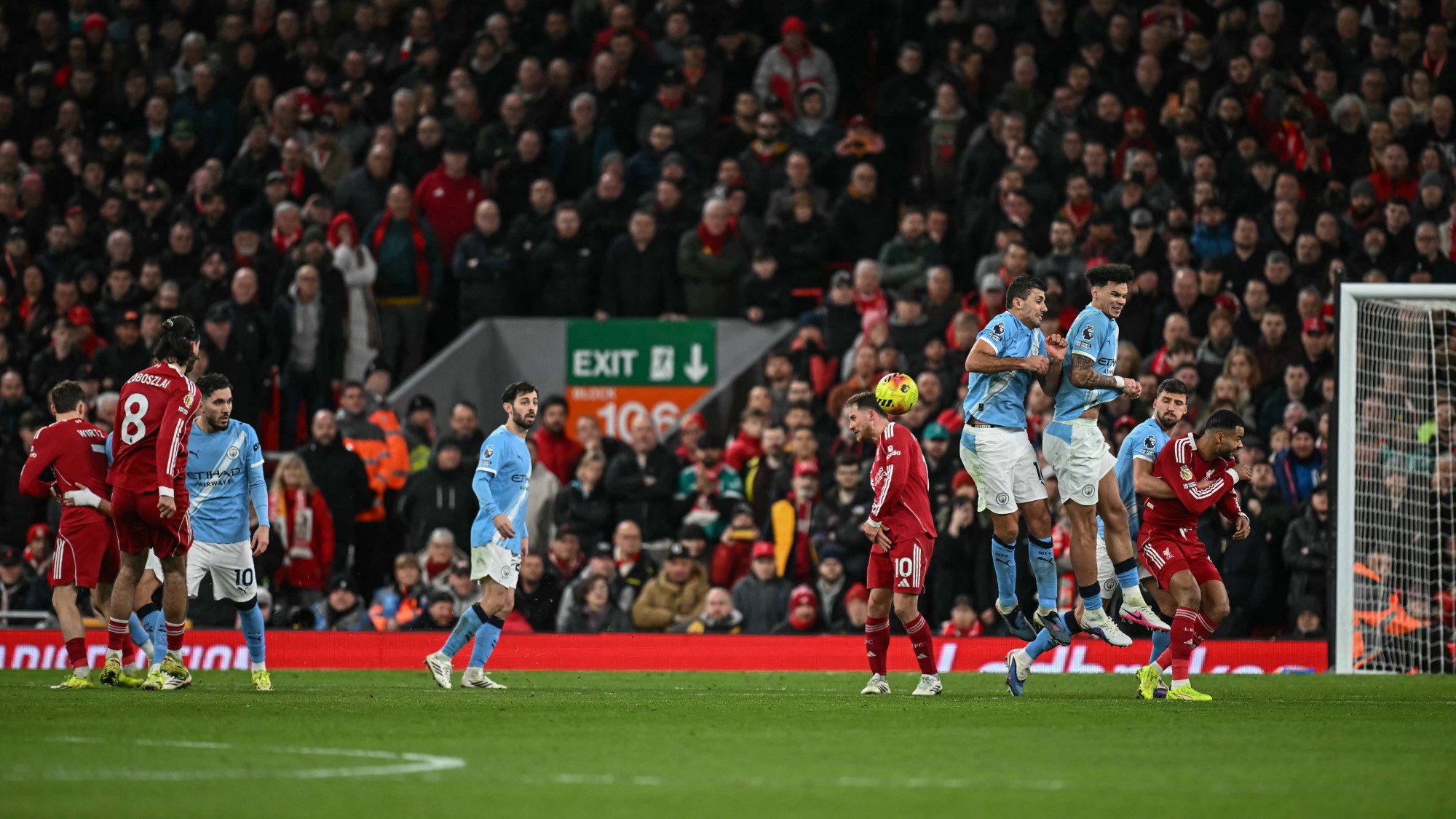 Szoboszlai Dominik, amint gólt szerez a Manchester City elleni bajnokin.