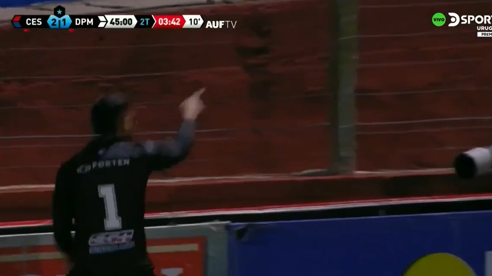 Kiment a lelátóra a kiállított focikapus uruguayi focibajnokság